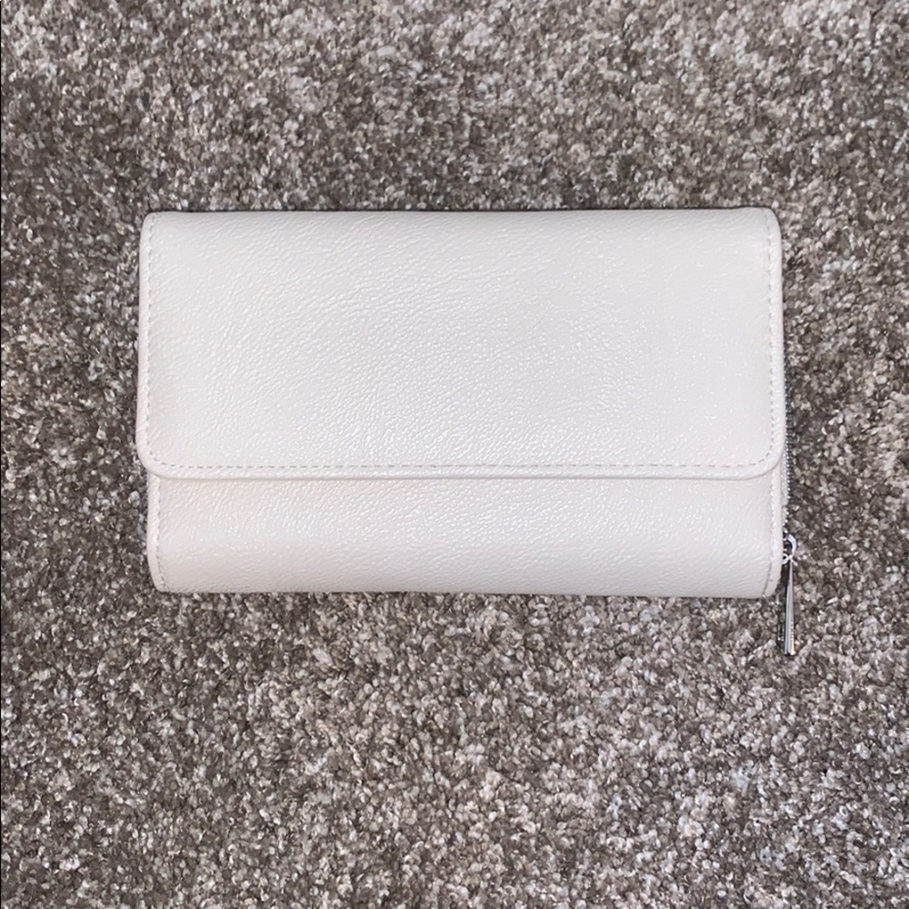 WHITE WALLET